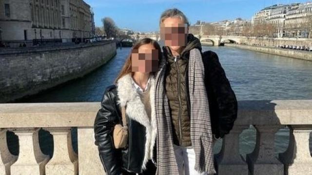 Irene junto a su madre Marian durante un viaje a París en 2022.