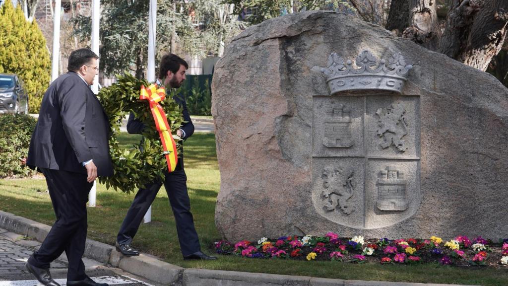 El vicepresidente de la Junta, Juan García-Gallardo,  junto al cónsul honorario de Francia en España Francisco Javier Artacho en el acto institucional en el que se conmemora el Día Europeo de las Víctimas del Terrorismo.