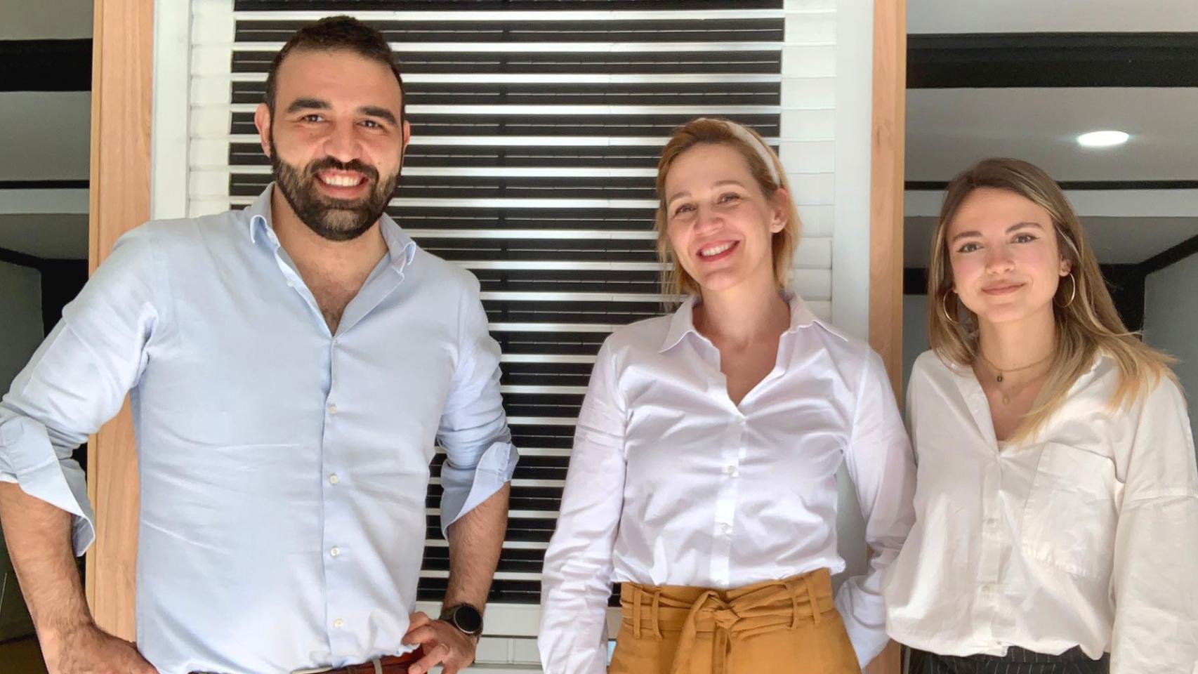 El CEO de Enerlind y su compañera de equipo Marina posan junto a las persianas solares desarrolladas por la startup.