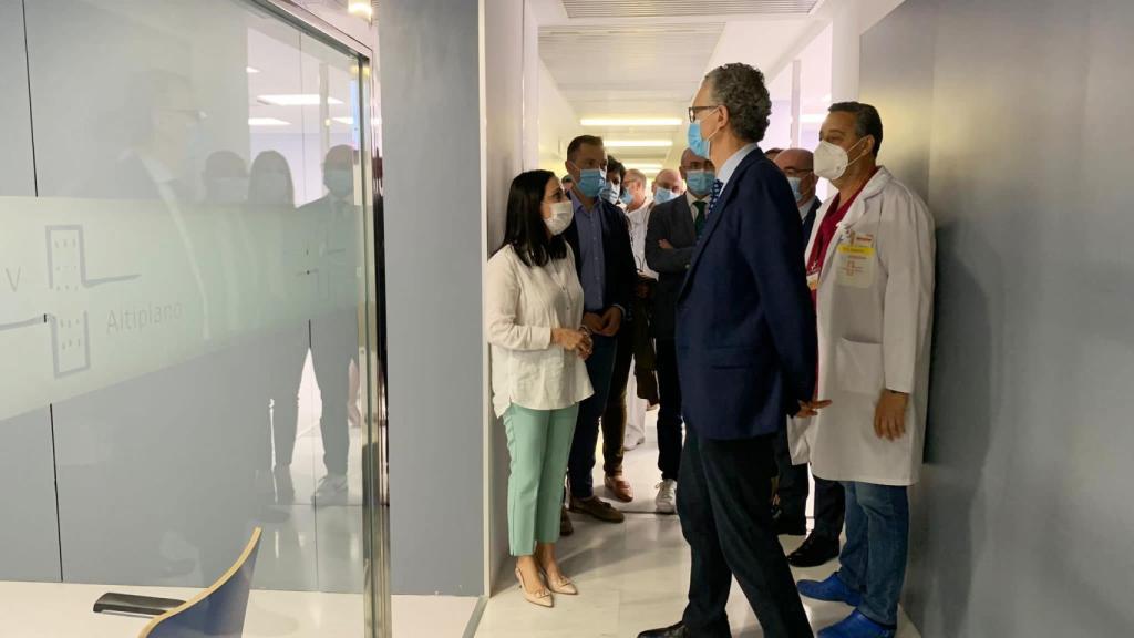 El consejero de Salud, Juan José Pedreño, en una visita al Hospital Virgen del Castillo de Yecla.