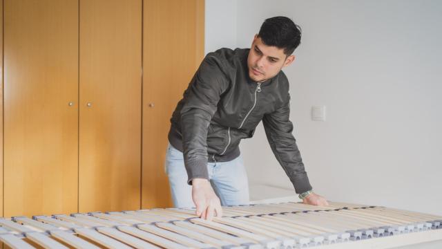 Eric montando un mueble en su casa.