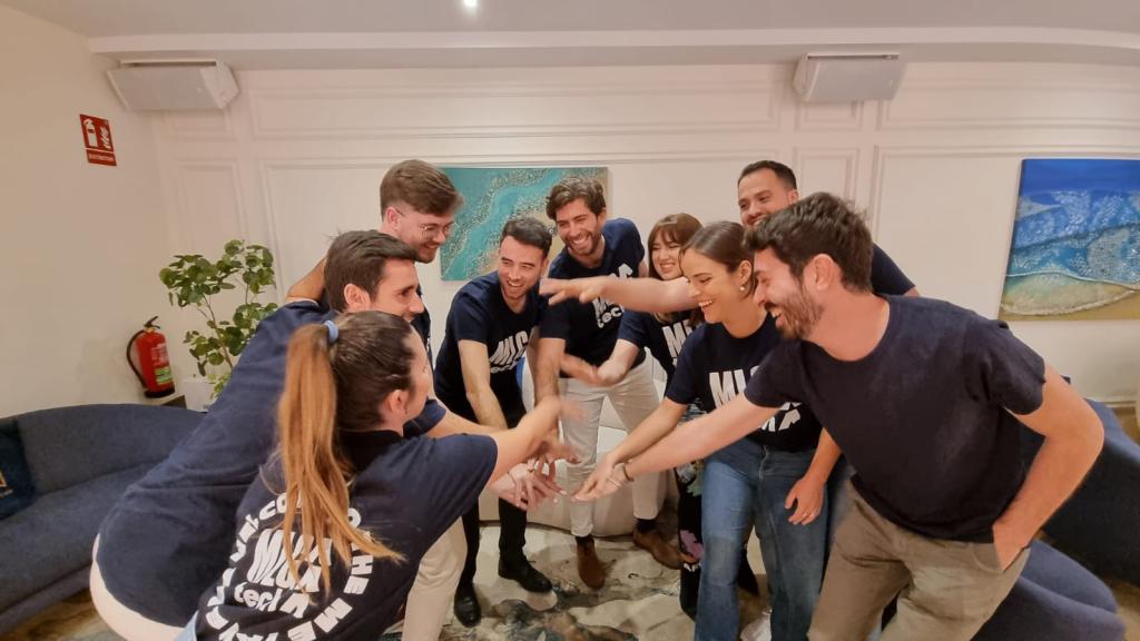 La junta directiva de Málaga Tech junta las manos como un equipo.