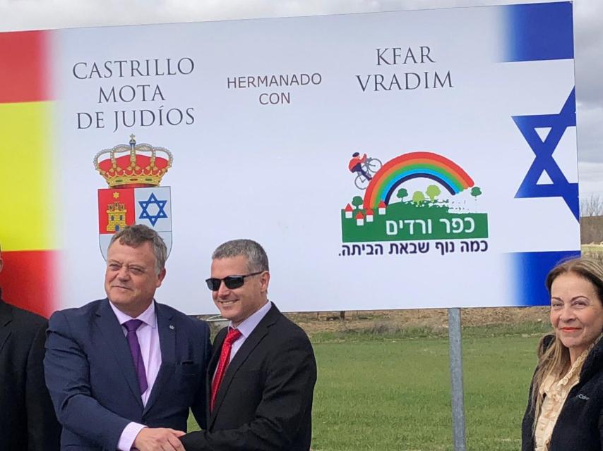 El día del hermanamiento de Castrillo Mota de Judíos con un pueblo de Israel. A la izquierda de la imagen: Lorenzo Rodríguez.