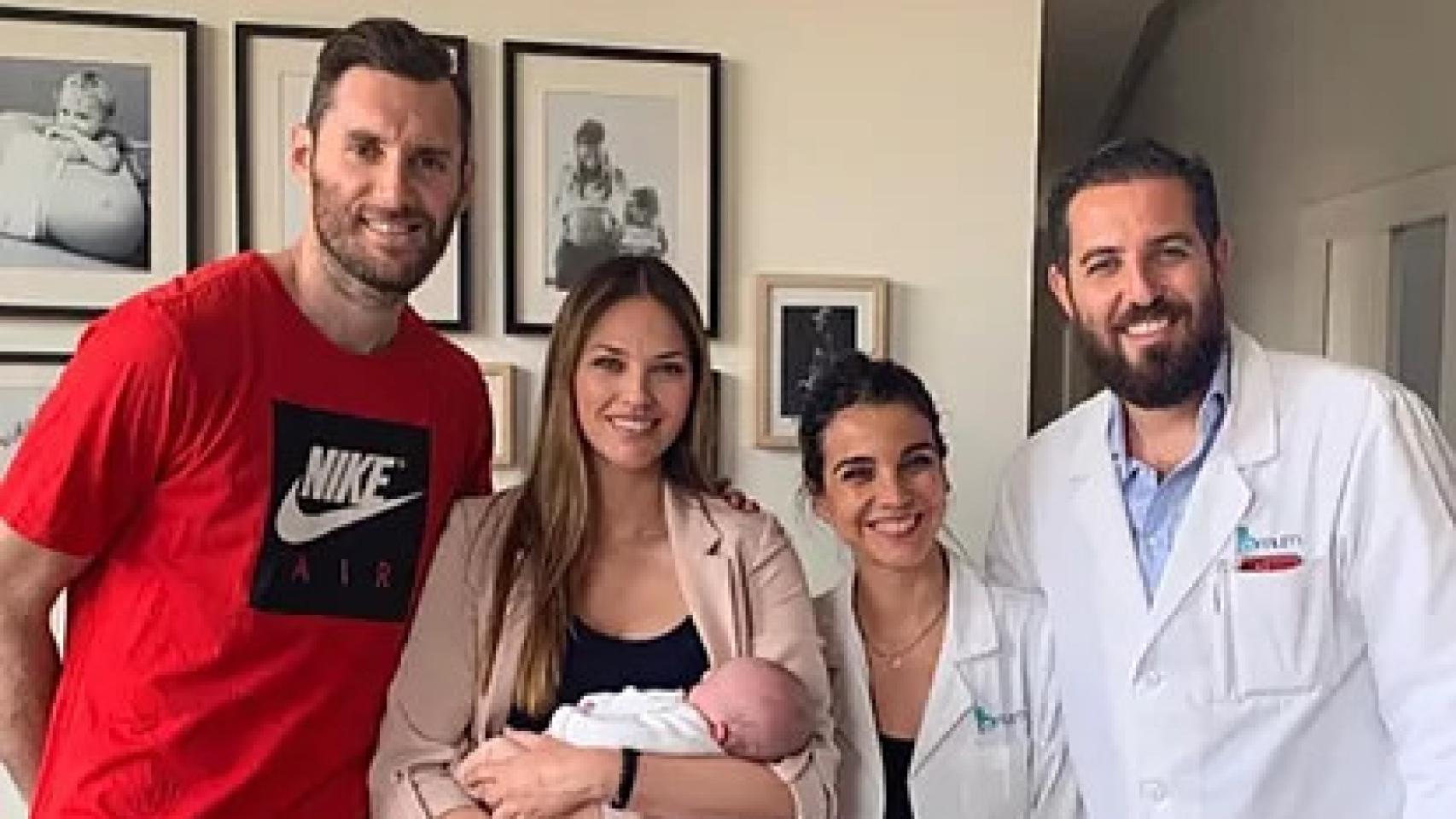 Rudy Fernández y Helen Lindes junto a Jackie y Abi.