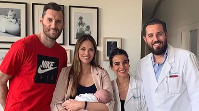 Rudy Fernández y Helen Lindes junto a Jackie y Abi.