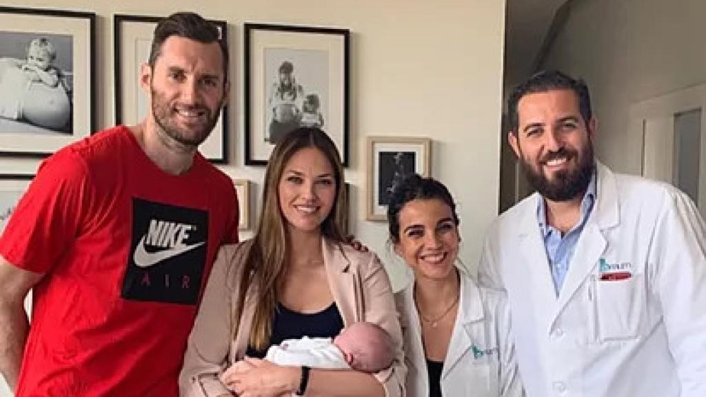 Rudy Fernández y Helen Lindes junto a Jackie y Abi.