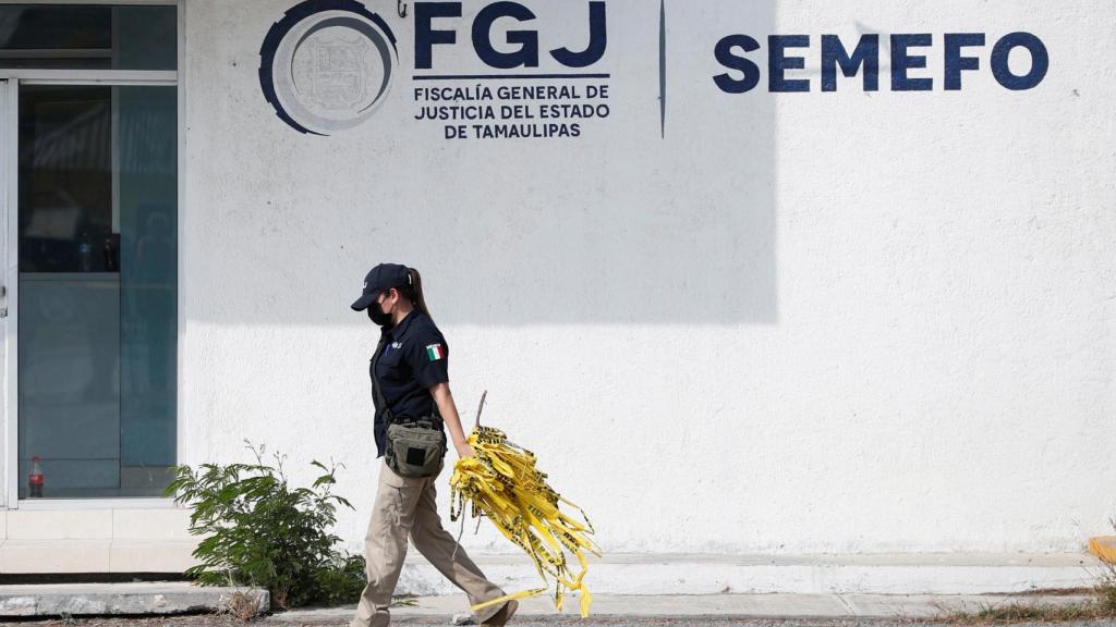 Una agente camina ante la morgue de Tamaulipas donde se examinan los dos cadáveres.
