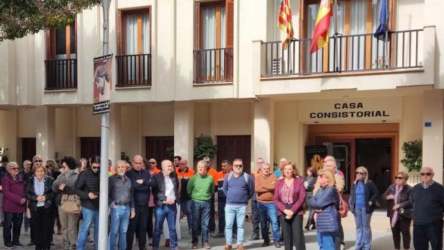 Un momento del minuto de silencio en Almoradí.