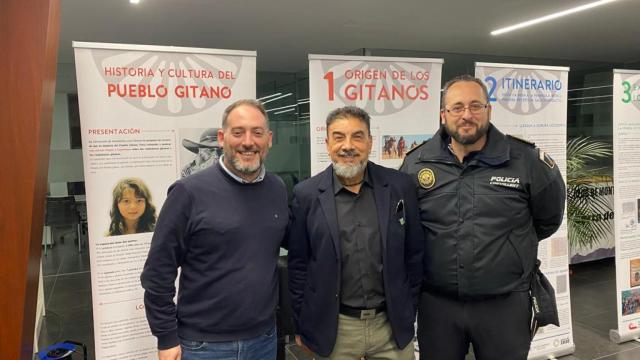 El edil candela, el presidente de la asociación Juan de Dios Amador y el inspector Teófilo Díaz.