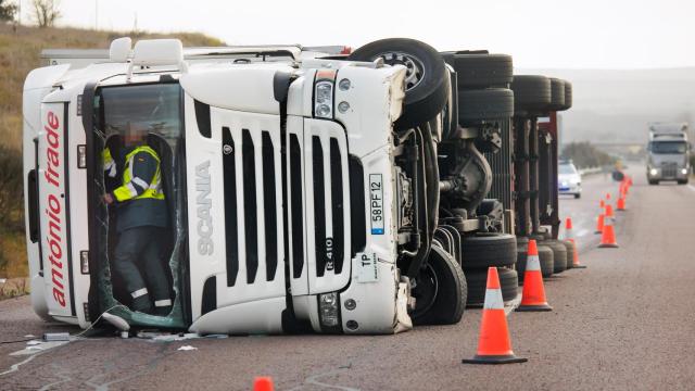Imagen del camión volcado en la A-62, a su paso por Salamanca.