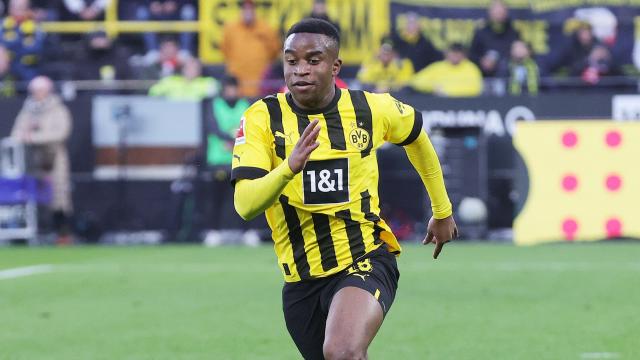 Moukoko, en un encuentro con el Borussia Dortmund.