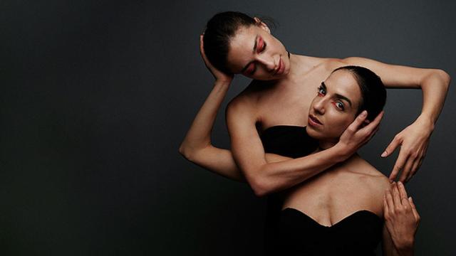 De la coreografía de Shlomi Shlomo Miara מיכאלה, bailarinas Shani Peretz y Pauline Perraut. Foto: Javier Garceche