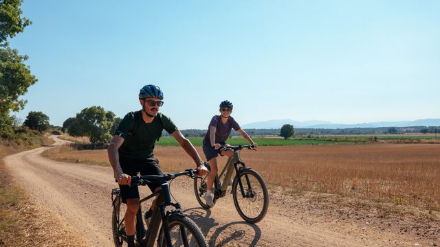 Imagen de archivo de dos jóvenes en bici eléctrica.