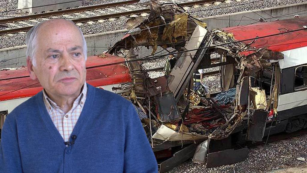Carlos Sánchez de Roda, ingeniero y autor del libro 'Los trenes del 11-M. Las pericias necesarias', sobre una foto de los atentados.