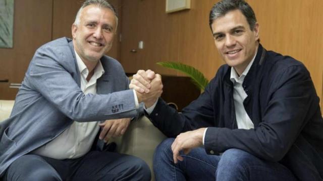 El nuevo ministro de Política Territorial, Ángel Víctor Torres, el pasado mes de marzo en un acto junto a Pedro Sánchez.