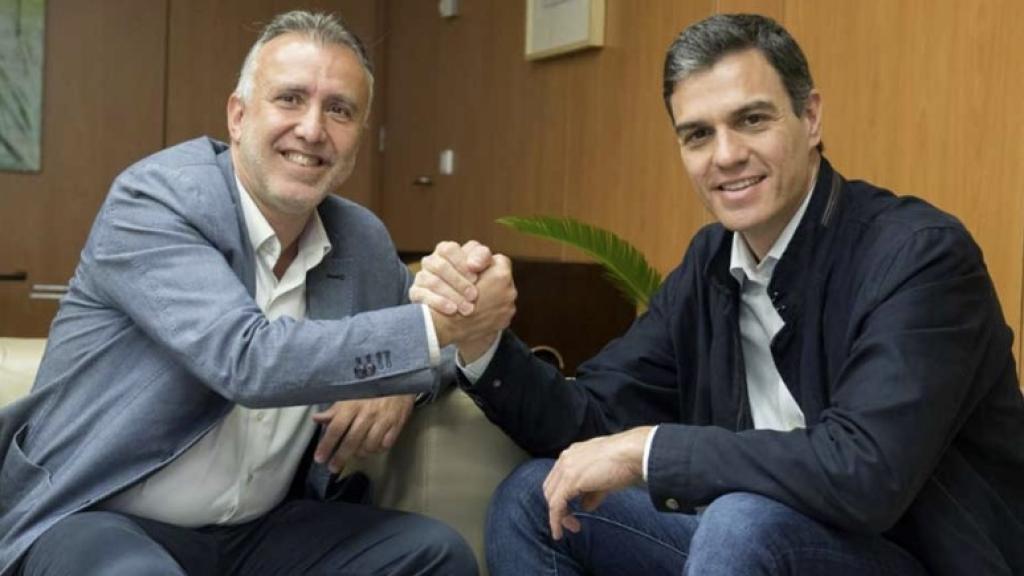 Ángel Víctor Torres, presidente socialista de Canarias, junto a Pedro Sánchez, presidente del Gobierno.