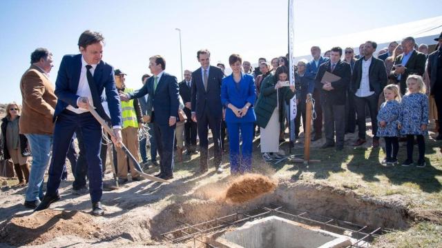 Inauguración de la construcción de la fábrica de diamantes Diamond Foundry. En la imagen, el CEO de la compañía, Martin Roscheisen (con la pala), el alcalde de Trujillo, José Antonio Redondo, el presidente de la Junta, Guillermo Fernández Vara, la ministra de Política Territorial, Isabel Rodríguez, y Felipe Benjumea, CEO de POWEN.
