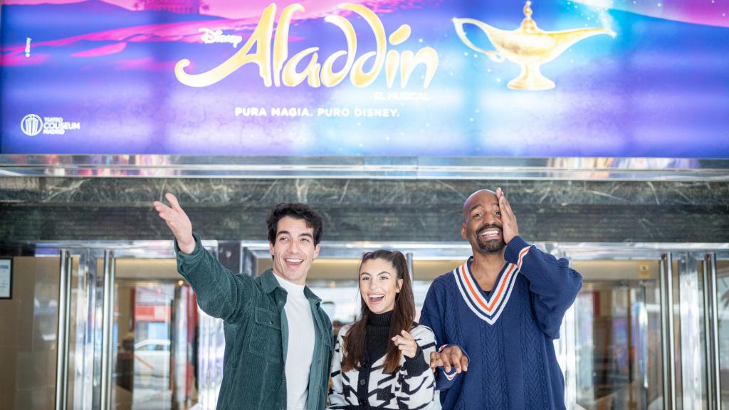 Los actores de Aladdín en la entrada del Teatro Coliseum.