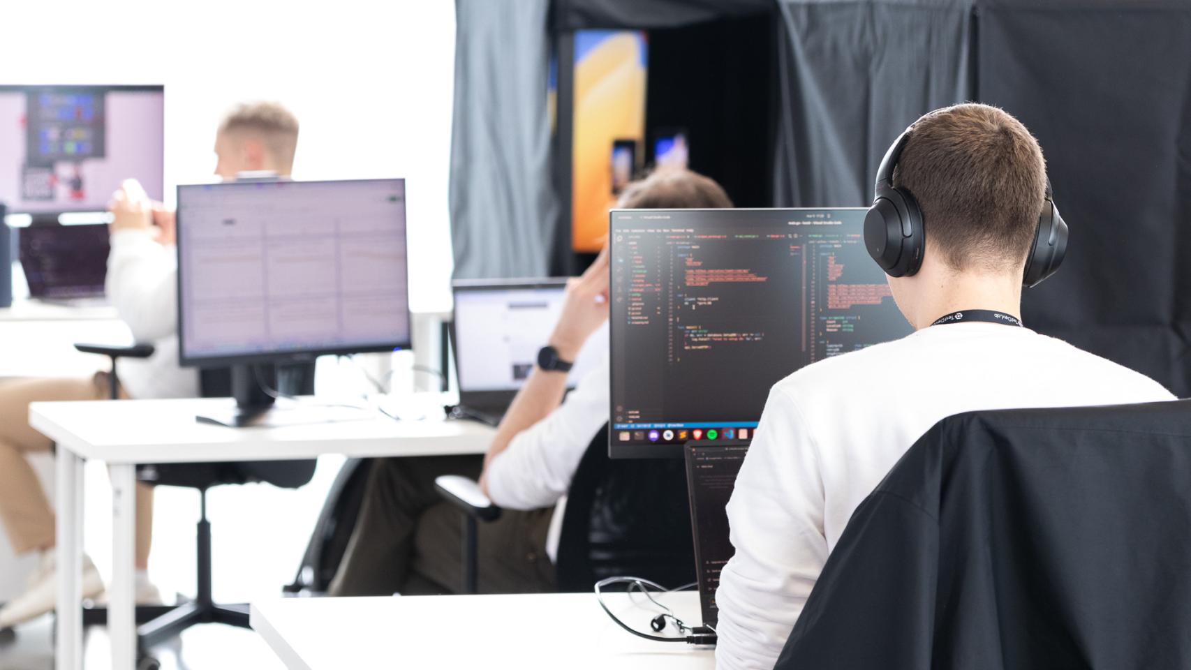 Empleados de la empresa TestDevLab en Málaga.