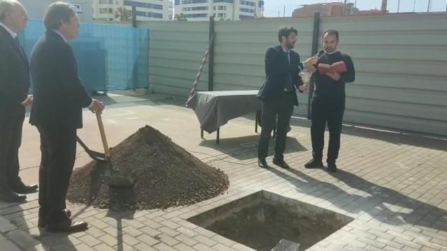Así se bendice la primera piedra del proyecto de oficinas de Insur en Málaga.