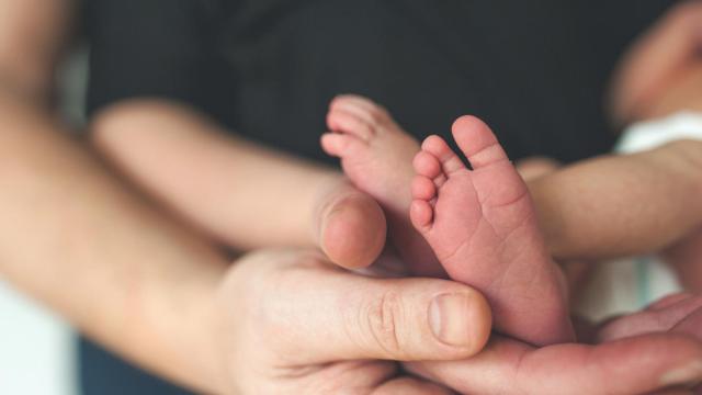 Imagen de archivo de un bebé recién nacido.