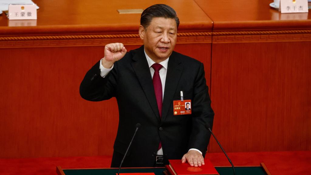 El presidente chino, Xi Jinping, jurando durante la Tercera Sesión Plenaria de la Asamblea Popular Nacional.