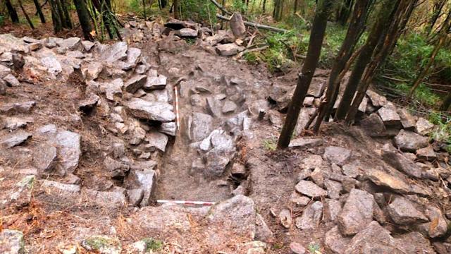 Vista, desde el este, de la torre anexa a la muralla.