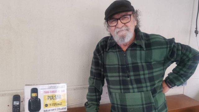 El dueño del Linde con el teléfono que da servicio a la terraza.