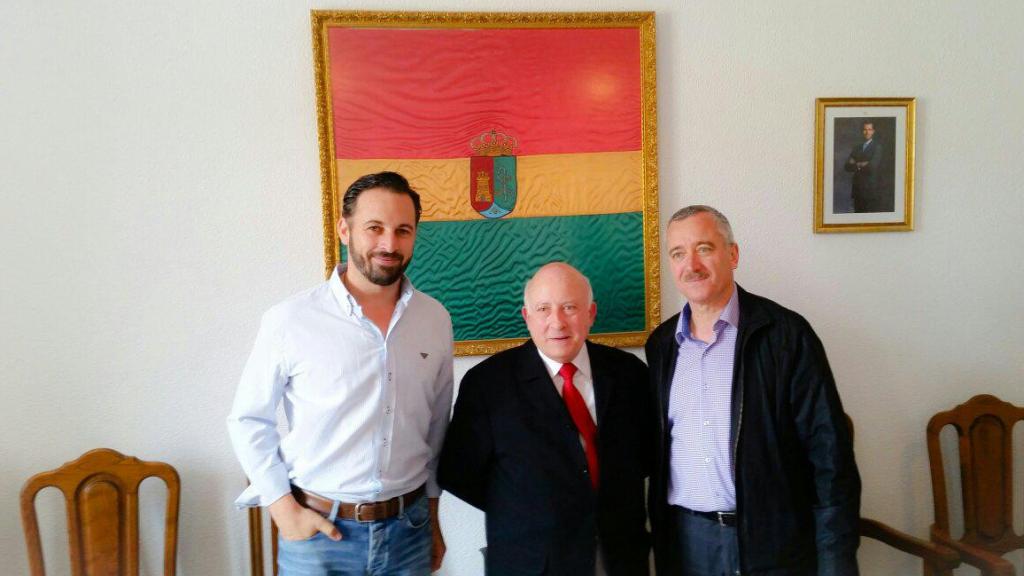De izquierda a derecha: Abascal, el regidor Nicasio Gómez y Ortega Lara en 2015.