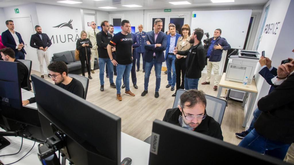 Pedro Sánchez y Diana Morant junto al personal de PLD Space en el centro de control