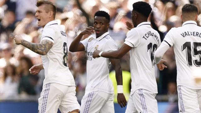 Vinicius celebra el gol frente al Espanyol junto a sus compañeros.