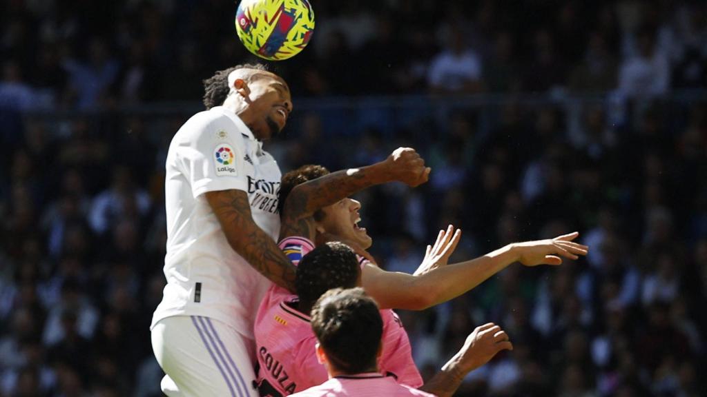 Militao se impone en un duelo aéreo a los delanteros del Espanyol