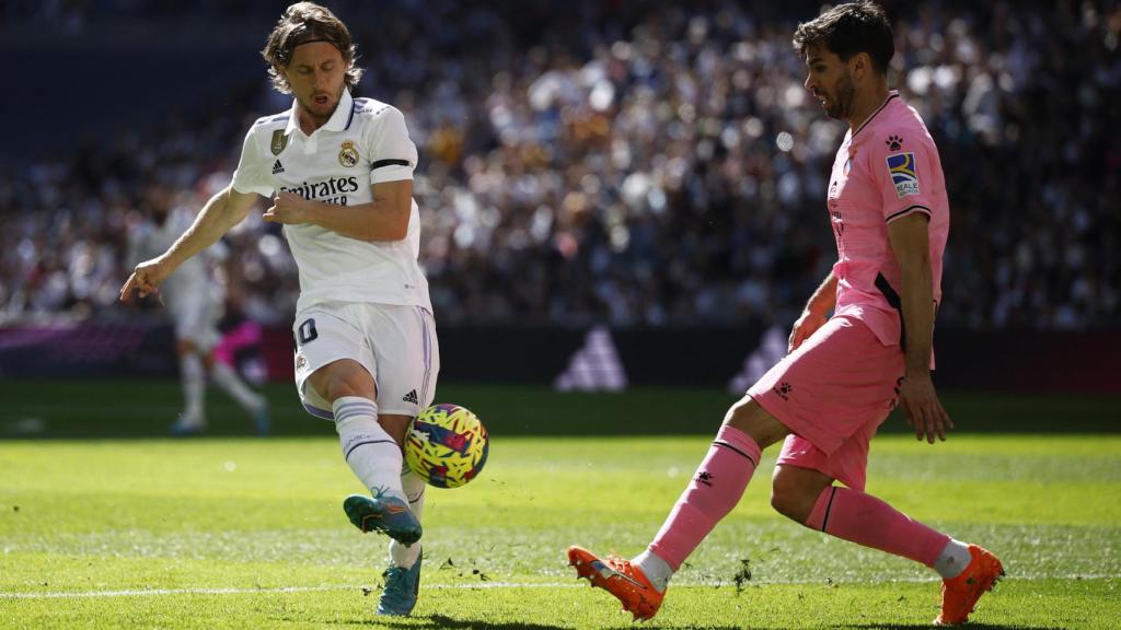 Modric realiza un pase en profundidad.