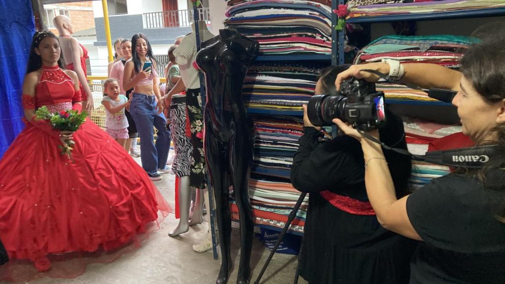 Ofelia de Pablo en el taller de Olga Nidia , en Dabeiba, preparándose para su fiesta de quinceañera.
