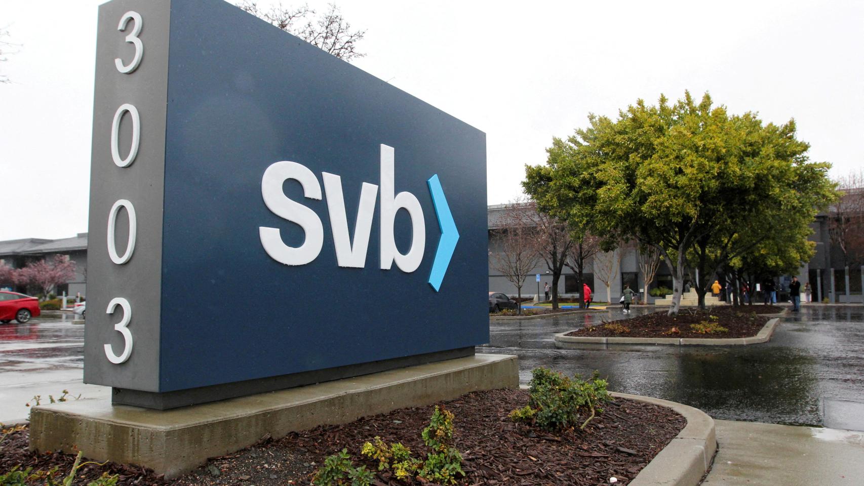 Logo de Silicon Valley Bank en la sede central del banco en Santa Clara.