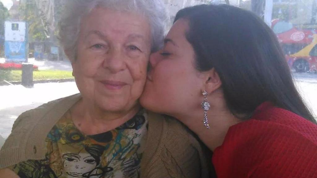 Davinia con su abuela Leoncia.