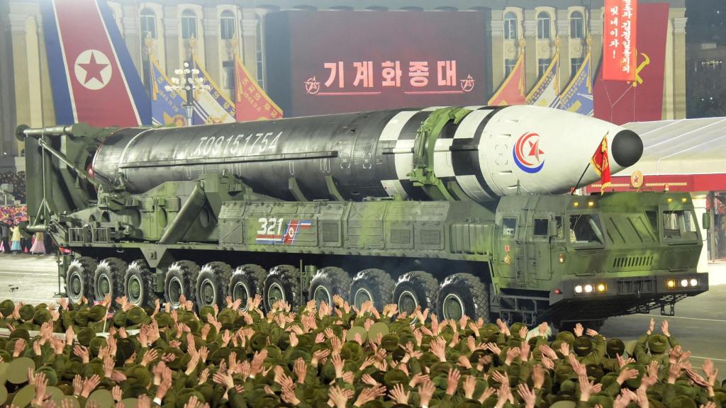 Exhibición de un misil en un desfile militar de Corea del Norte