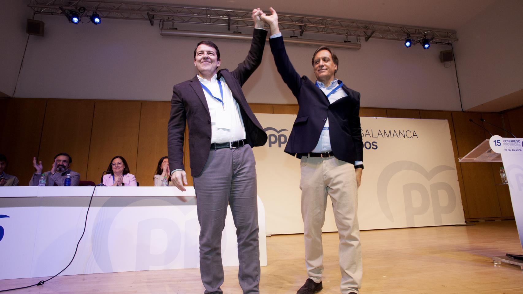 El presidente del PP de Castilla y León, Alfonso Fernández Mañueco, junto a Carlos G. Carbayo