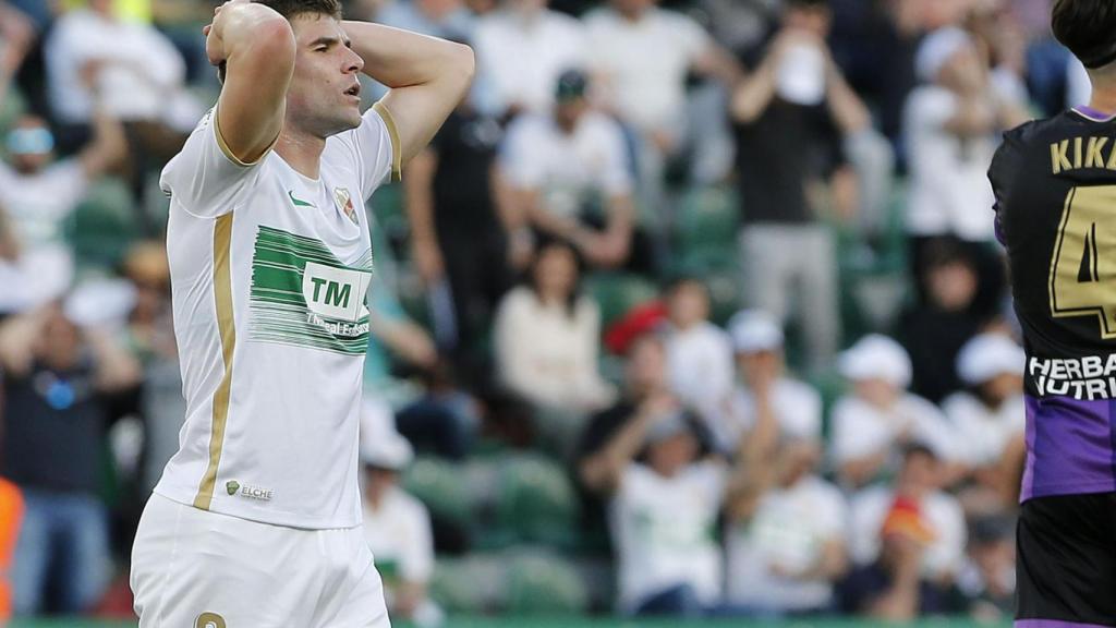 El centrocampista del Elche Raúl Guti se lamenta al finalizar el partido de Liga que el Elche y el Valladolid han disputado este sábado en el estadio Martínez Valero de Elche.