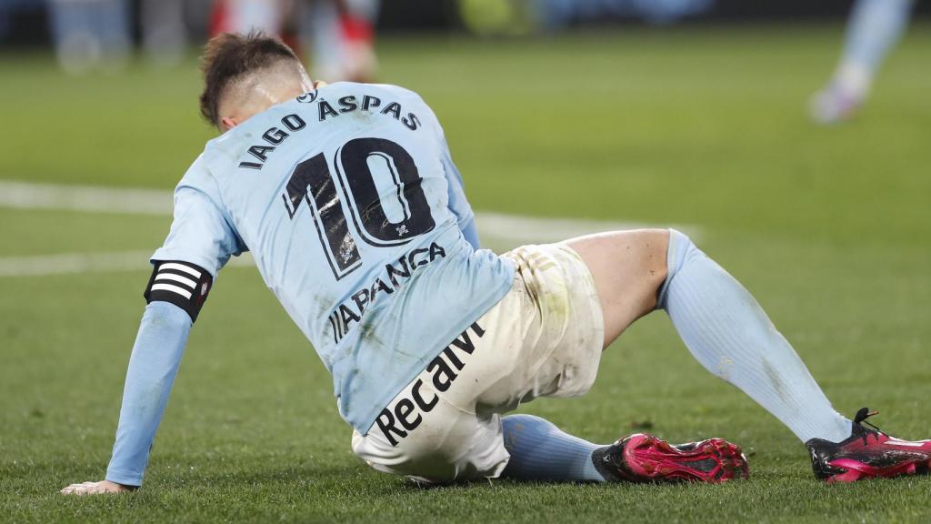 Iago Aspas se duele en el suelo tras recibir una falta