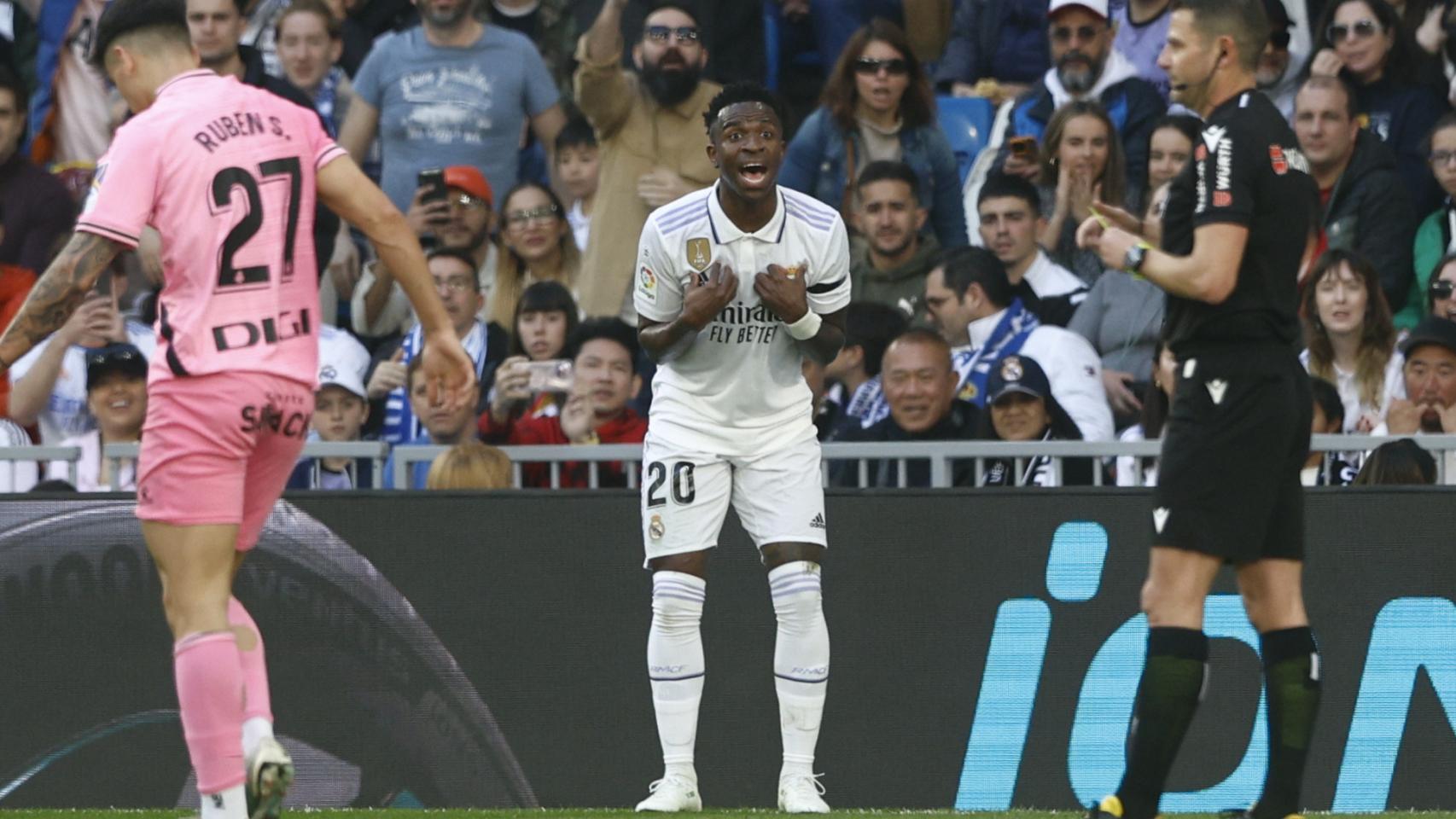 Vinicius protesta una decisión a Figueroa Vázquez