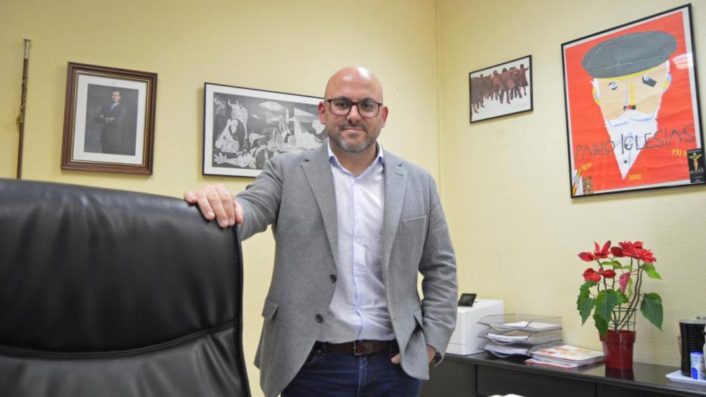 El alcalde, José Luis Labrador, en su despacho, decorado con una caricatura de Pablo Iglesias Posse y símbolos religiosos.