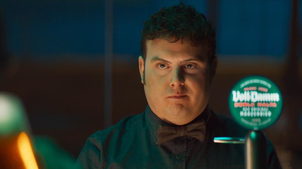 EL actor Artur Busquet durante el rodaje del nuevo anuncio de Voll-Damm.