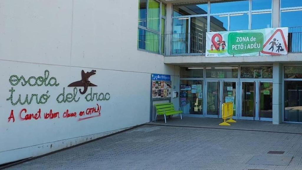La escuela Turó del Drac de Canet de Mar con una pintada a favor de la inmersión 100% en catalán.