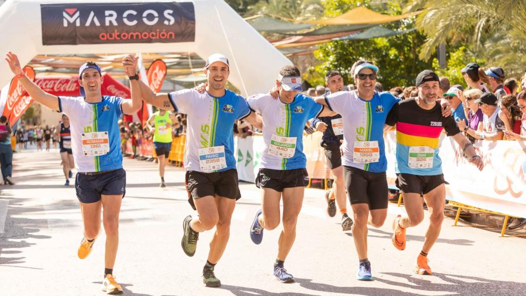 Algunos atletas de la Media Maratón de Elche 2023.