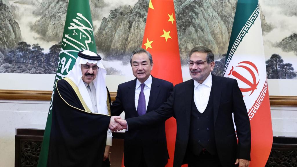 Musaad bin Mohammed Al Aiban, asesor de seguridad nacional de Arabia Saudi, Wang Yi,  director de la Oficina de Asuntos Exteriores chinos y Ali Shamkhani, secretario del Consejo Supremo de Seguridad Nacional de Irán.