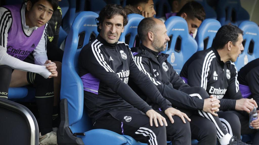 Raúl, en el banquillo de Riazor.