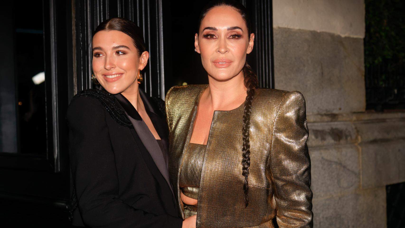 La diseñadora y su hija, a su llegada a la fiesta.