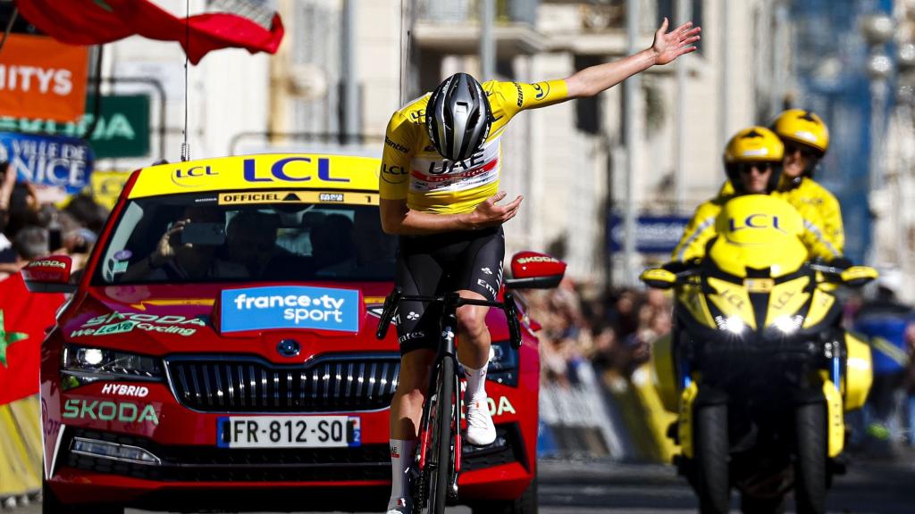 Tadej Pogacar celebra su victoria en la etapa 8 de la Paris-Niza