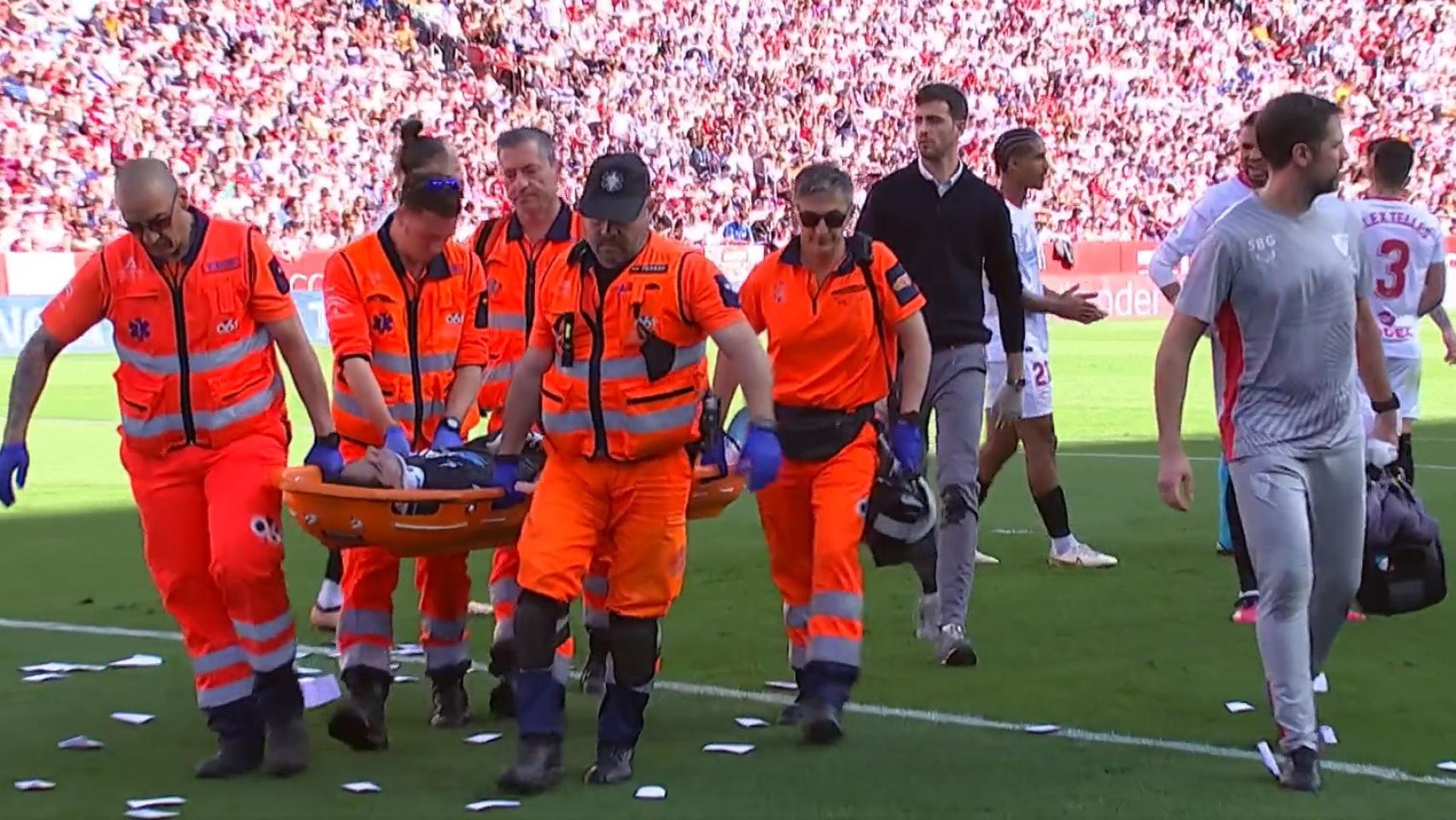 Bono, evacuado en camilla.